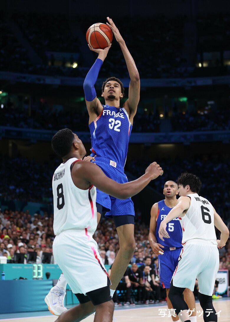 シュートを狙うフランスのビクター・ウェンバンヤマ（中央）。手前左は八村塁（30日、ピエール・モロワ競技場）