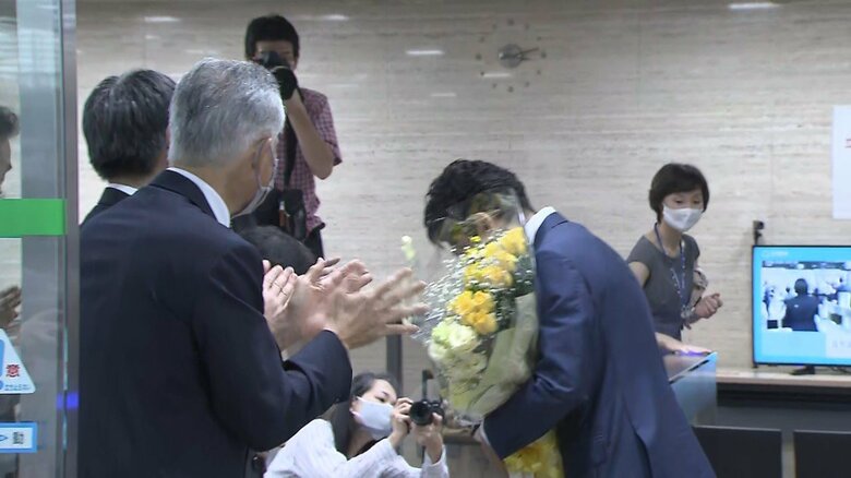 職員に最後の挨拶をする小泉氏