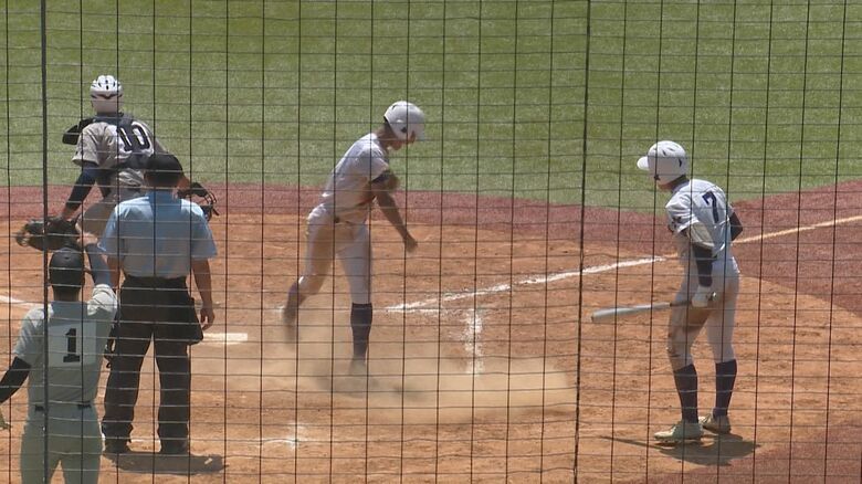 5回ウラ 東京学館新潟・鈴木選手の3塁打で1点差に