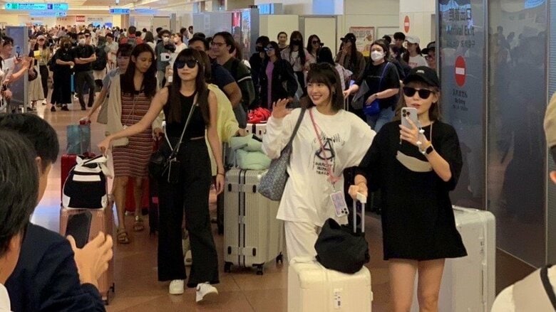 羽田空港では多くのファンに出迎えられた