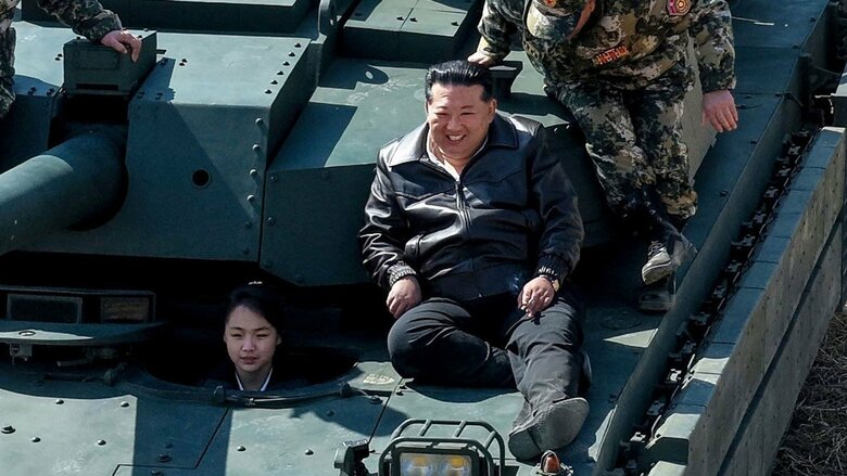 娘と新型戦車に同乗し軍事演習をする金正恩氏