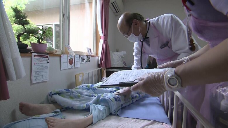 訪問診療する村上理事長