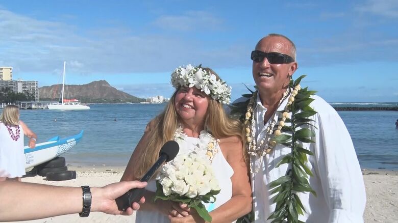 親戚・友人ら約30人に祝福され、挙式を終えたばかりのカップル