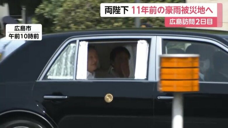 沿道に集まった人たちに手を振られる両陛下