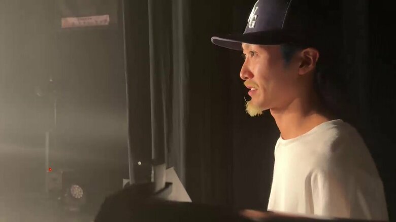 舞台袖で選抜チームのステージを見守る銀河さん