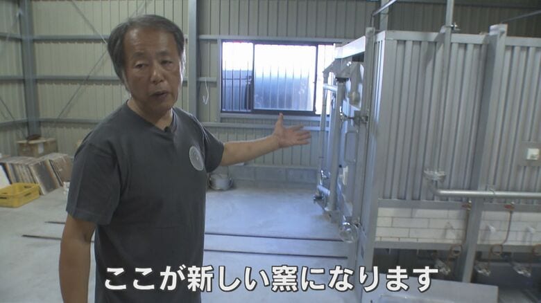 駐車場だった場所に新たに作られた窯を案内する小野さん