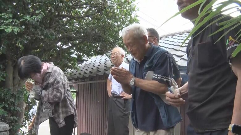 田中圭一さんの墓に手を合わせる佐渡を世界遺産にする会のメンバー