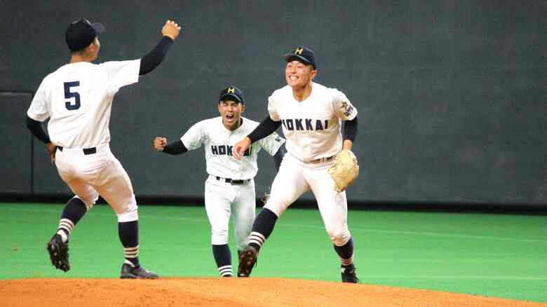 優勝の瞬間、森健成投手(2年)（右）