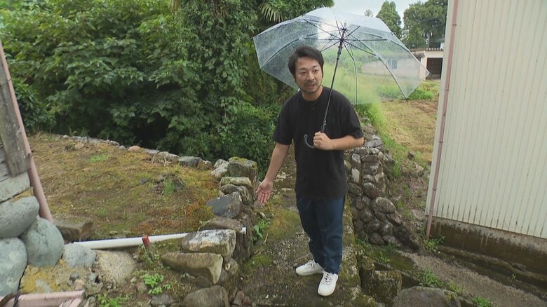 自宅の庭で「幻のヘビ」シロマダラを見つけた山崎さん（2025年9月）