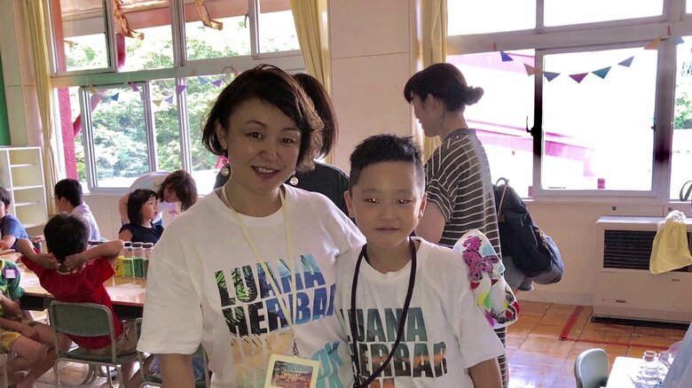 教室の立ち上げに理解を示してくれた長男と福岡さん（2018年）