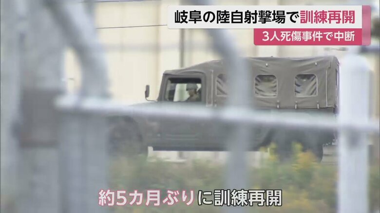 訓練の再開にともない、敷地内に入る自衛隊の車両