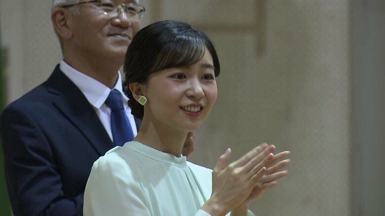 子供たちの演奏と合唱に手拍子をされる佳子さま