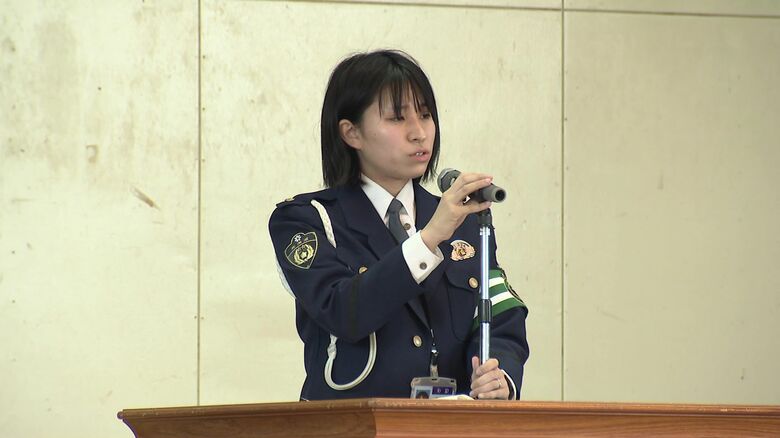 春休み目前の高校生に新たな制度について伝える警察官