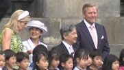 天皇皇后両陛下“リンクコーデ”でオランダ歓迎式典へ　自ら通訳し日本人学校の子供と国王夫妻との記念写真も