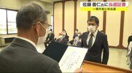 一関市長に初当選 佐藤善仁氏に当選証書<岩手県>