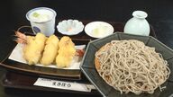 蕎麦茶屋まきぼうの「えびげそ天そば」　大きな天ぷらが地元美濃市で評判【岐阜発】
