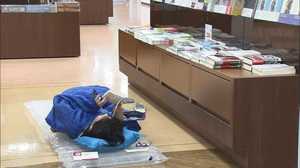 “立ち読み”ならぬ“寝読み”もOK!リアル書店の「秘策」に密着