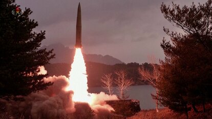 移動式発射機から発射直後のKN-23短距離弾道ミサイル（資料）