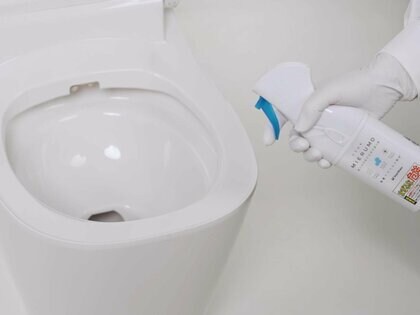 “尿ハネ”を可視化?シヤチハタからトイレ掃除の拭き取りスプレーが登場…新開発のインキ技術の仕組みに驚き