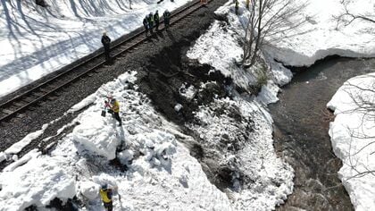雪解けで川が増水…20ｍにわたって盛土崩れ運休に＿JR函館線「長万部駅～蘭越駅間」復旧まで10日ほどかかる見通し＿4月6日から代行バス1日4便を運行＜北海道＞