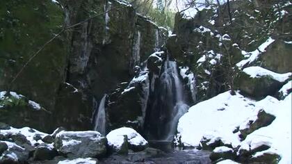 真庭市の山乗渓谷が“氷の世界”に　長さが約２メートルのものも…つららが織りなす 「冬の絶景」【岡山】