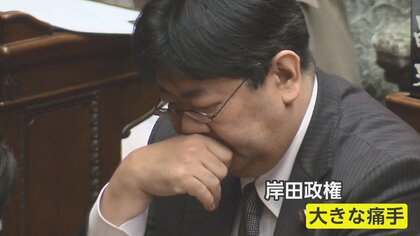 不倫認め辞任の山田太郎氏　岸田首相の答弁中に“謝罪文”チラリ…女性への金銭支払いは「一切ない」　議員辞職も否定