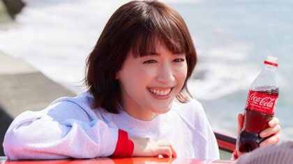 綾瀬はるか 輝く海ではじける笑顔　「よし、やるか」進化し続ける体づくり…手描き“シックスパック”を披露