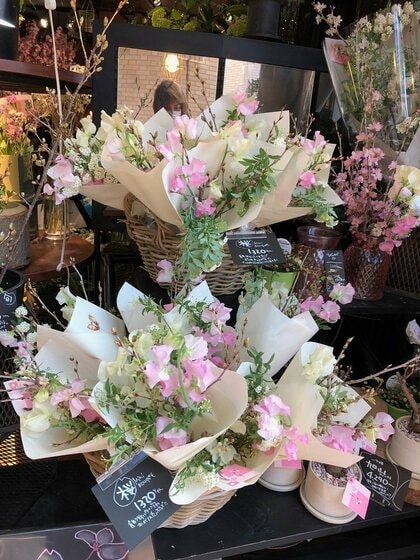  「桜の枝」を購入して“おうちで花見”が増加…どんな人が買うのか？ 生花店2社に話を聞いた