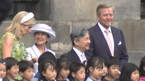 天皇皇后両陛下“リンクコーデ”でオランダ歓迎式典へ　自ら通訳し日本人学校の子供と国王夫妻との記念写真も