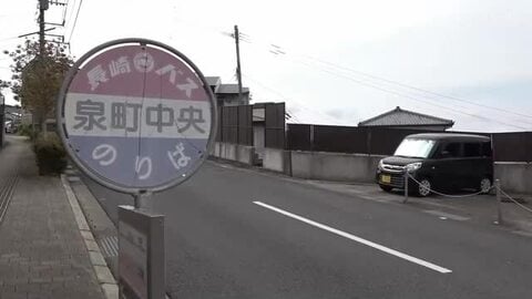 下り坂で自転車運転の男性が道路わきの壁に衝突し転倒　病院へ搬送され重体　付近の住民から「壁にぶつかった」
