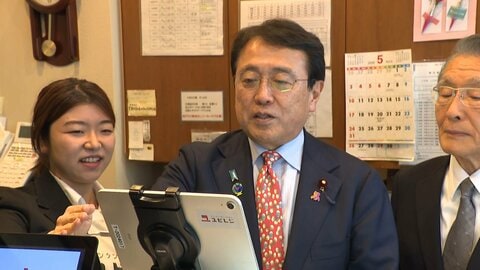 赤沢経産大臣が人形焼店でスマートレジを体験　食品の消費税減税の議論進む中　消費税率の変更に対応しやすく売上や顧客データも管理可能