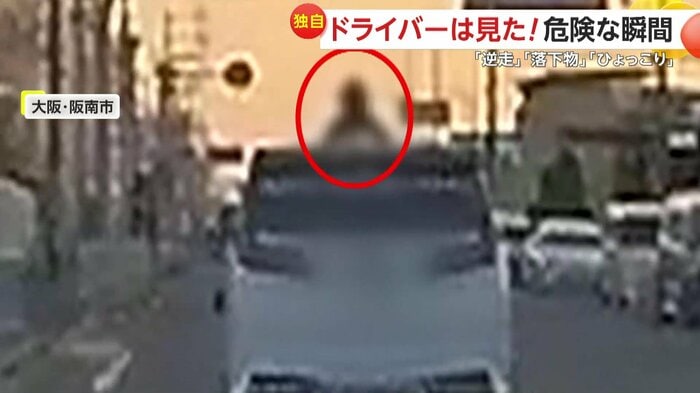 サンルーフから頭を出している子ども(視聴者提供)