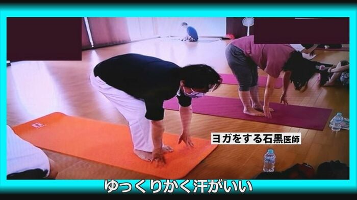 ヨガをする石黒医師