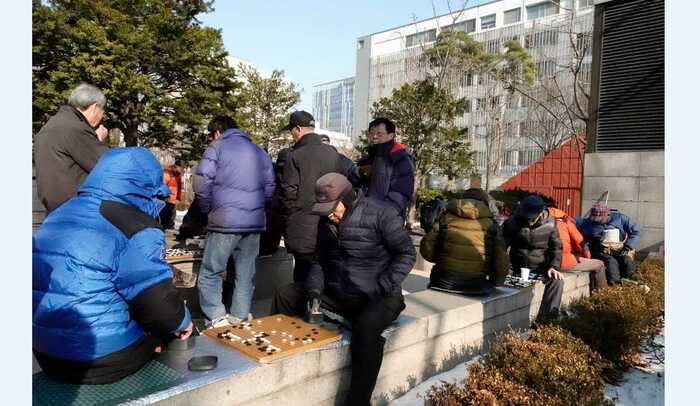 公園に集まる高齢者たち 撮影:横田 徹