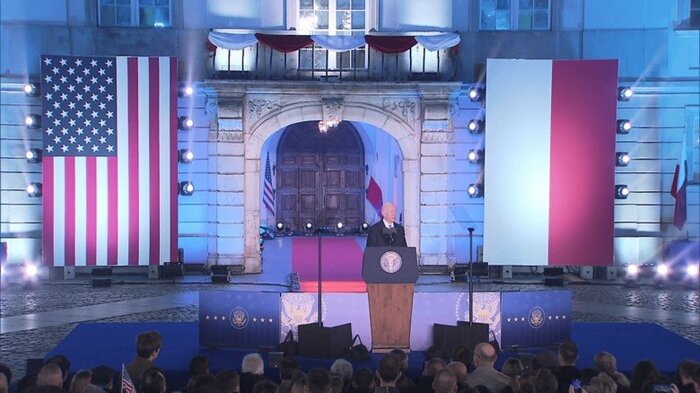 ワルシャワ王宮で演説するバイデン大統領(26日)