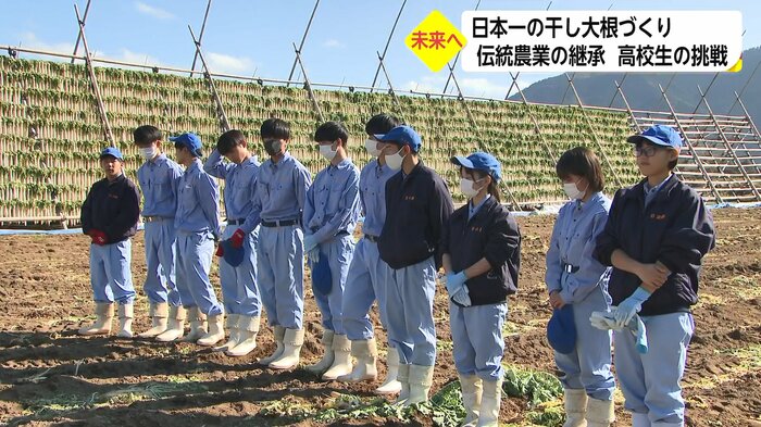 畑を訪れた宮崎農業高校3年生の11人