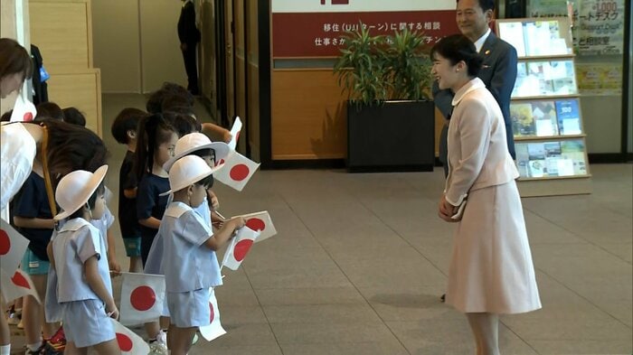 初の地方公務で佐賀県庁を訪問された愛子さま(10月11日)