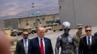 トランプ大統領の後方の車にはタイヤがない
