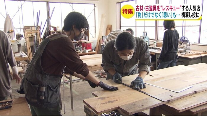 解体で出た床材を張り合わせて机を作った