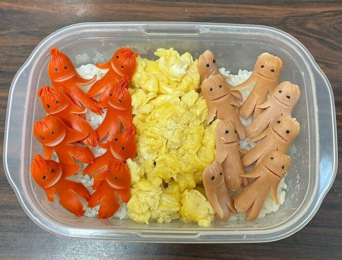 3色で彩られたお弁当 ウインナーをよく見ると…