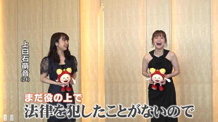 インタビューに応じる(左から)上白石萌音さんと橋本環奈さん