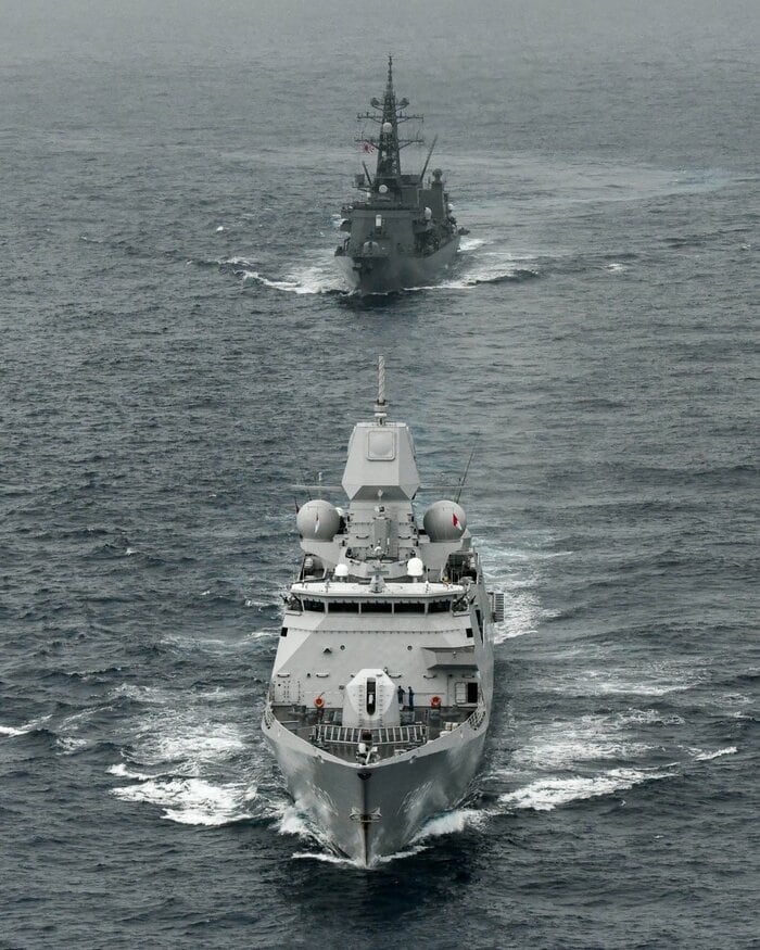 オランダ海軍「トロンプ」(手前)と護衛艦「あけぼの」(奥)の共同訓練(6月9日・オランダ海軍公式Xより)