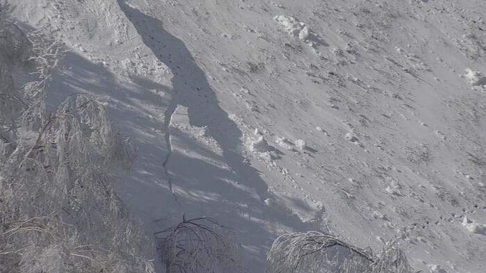 切れ落ちるように崩れた跡が…