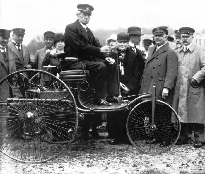 世界初のガソリン車(Carl Benz in his first Model I patent motor car from 1886, taken in Munich in 1925.© Daimler AG)