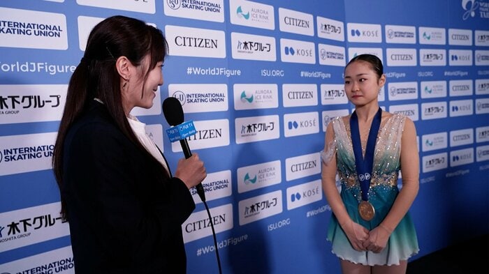 表彰式後、本田真凜のインタビューに応じる島田
