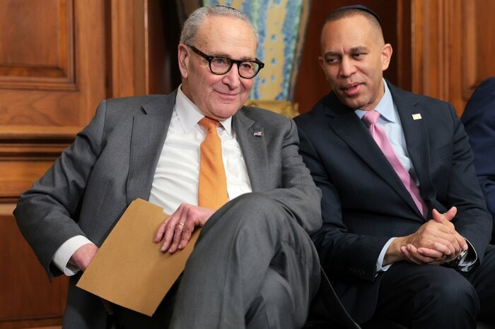 シューマー上院院内総務とジェフリーズ下院院内総務（写真：ゲッティ）