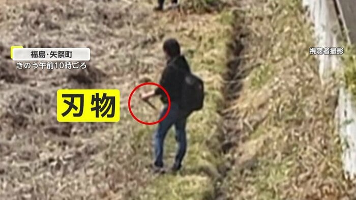 刃渡り20cmの刃物を持っていた男(視聴者撮影)