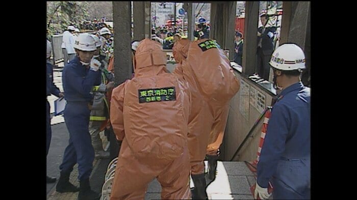 地下鉄構内に向かう武田さん 1995年3月20日(場所は霞ケ関駅)