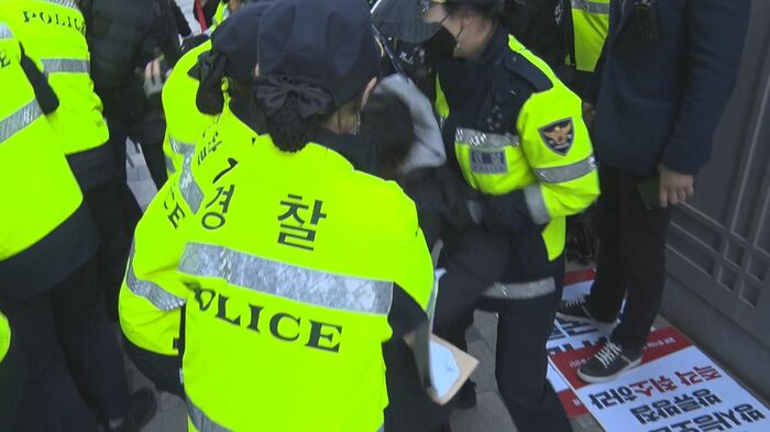 不法占拠を続ける団体と警察とのもみ合いは発生しているが、逮捕や強制排除は行われていない。与党国会議員は排除しないよう警察に抗議している。