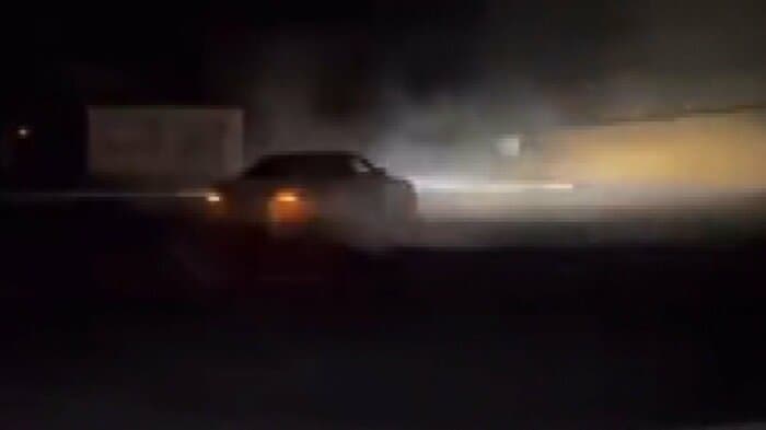 白煙をあげ旋回するスポーツカーの映像